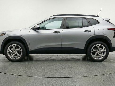 Used 2025 Chevrolet Trax LT w/ LT Convenience Package image 5