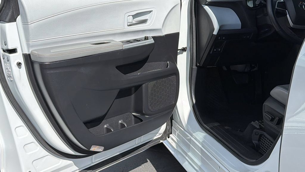 Certified 2025 Toyota Sienna XLE FWD image 23