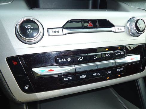 Used 2023 Ford Explorer XLT w/ Equipment Group 202A AWD/4WD image 19