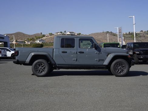 New 2026 Jeep Gladiator Sport AWD/4WD image 3