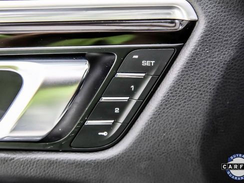 Used 2021 Porsche Macan S w/ Premium Package image 29