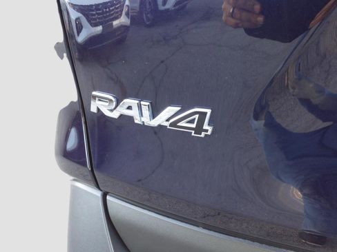 Used 2022 Toyota RAV4 XLE Premium image 5
