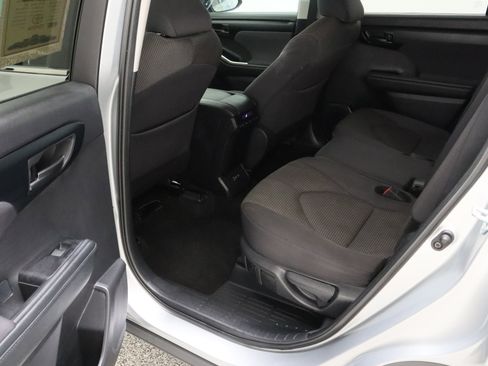 Used 2025 Toyota Highlander LE FWD image 27