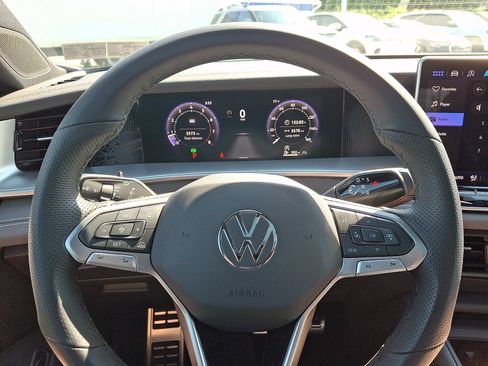 Used 2025 Volkswagen Tiguan SE R-Line AWD/4WD image 19