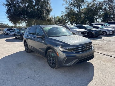 Used 2023 Volkswagen Tiguan SE w/ Panoramic Sunroof Package image 1