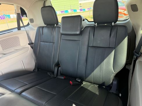 Used 2015 Chrysler Town & Country Touring FWD image 26