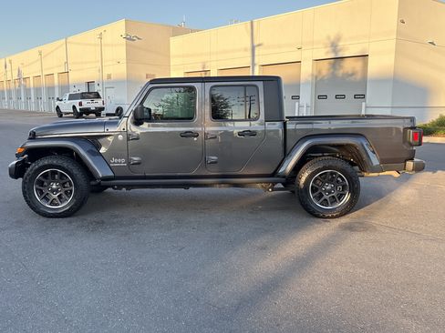 Used 2023 Jeep Gladiator Overland AWD/4WD image 6