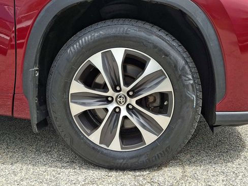 Used 2020 Toyota Highlander XLE AWD/4WD image 8