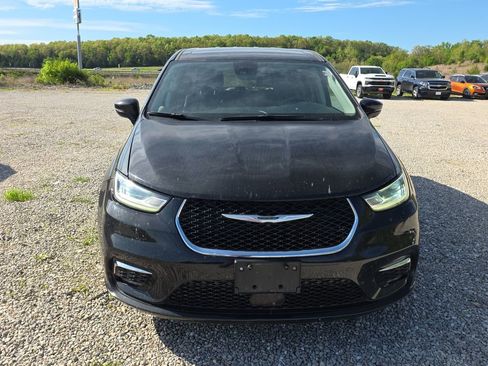 Used 2023 Chrysler Pacifica Touring-L FWD image 2