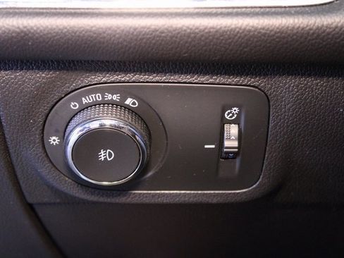 Used 2018 Chevrolet Cruze Premier image 18