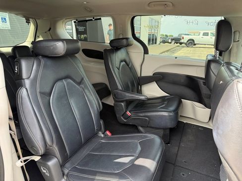 Used 2022 Chrysler Pacifica Touring-L FWD image 40