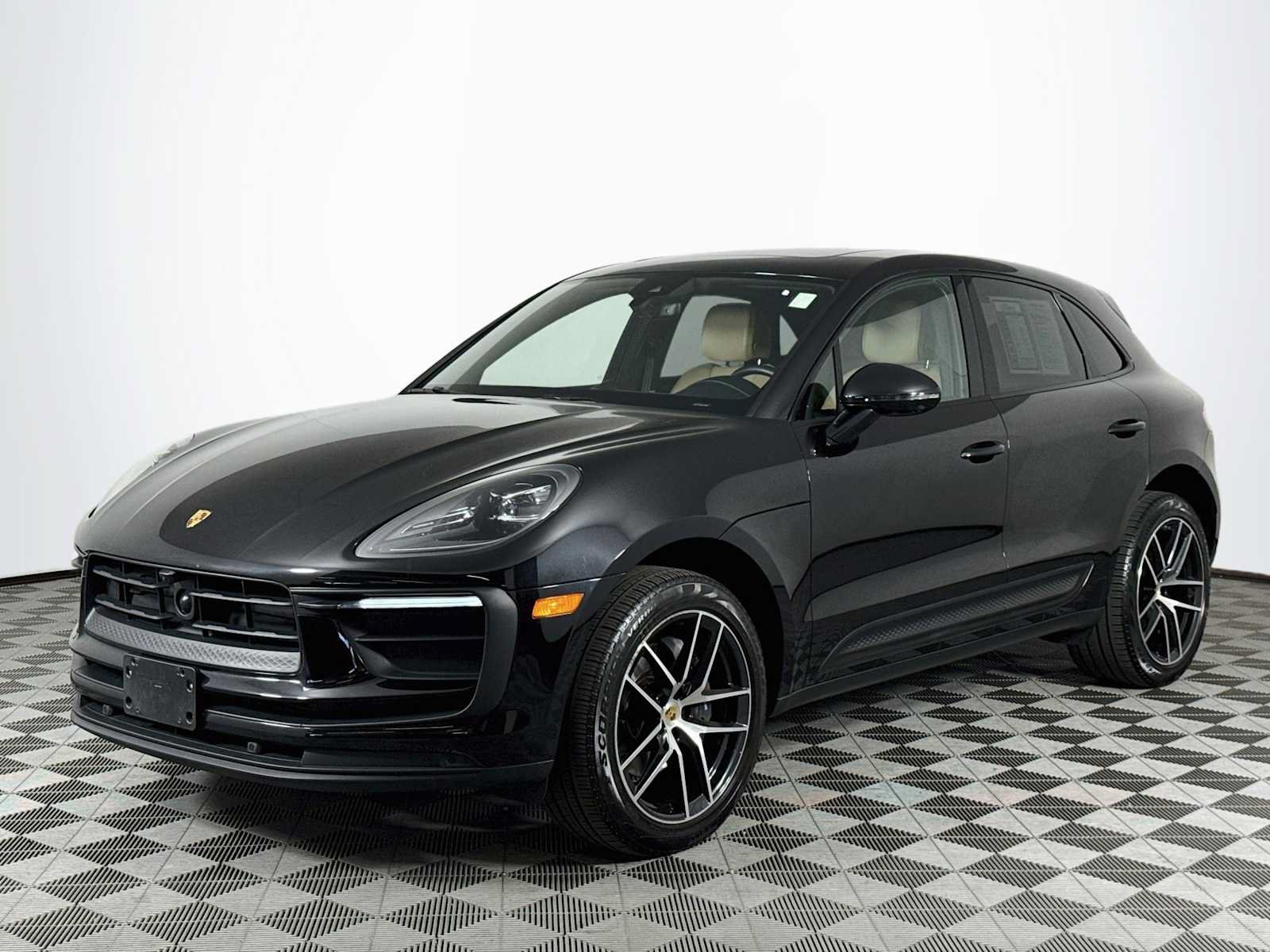 Used 2022 Porsche Macan AWD/4WD image 1