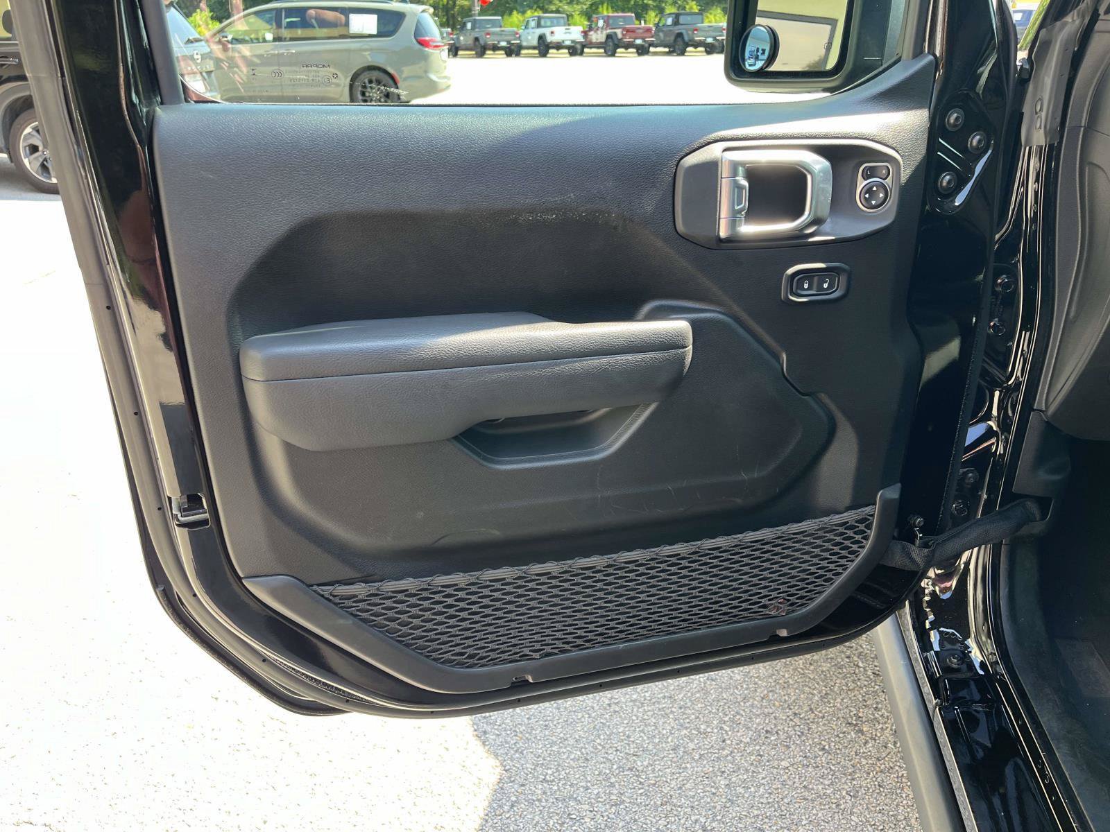 Used 2025 Jeep Gladiator Sport AWD/4WD image 16
