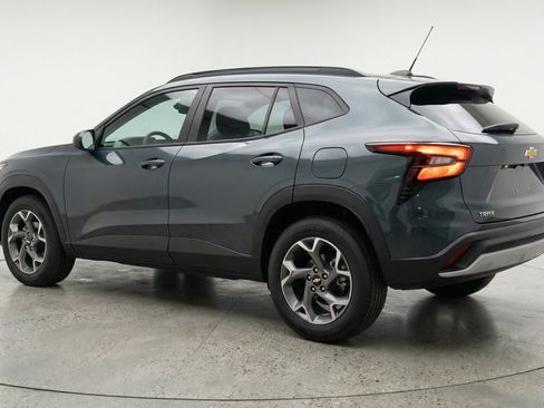 Used 2025 Chevrolet Trax LT w/ LT Convenience Package image 6