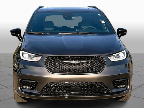 Used 2023 Chrysler Pacifica Limited w/ Uconnect Theater Family Group image 3