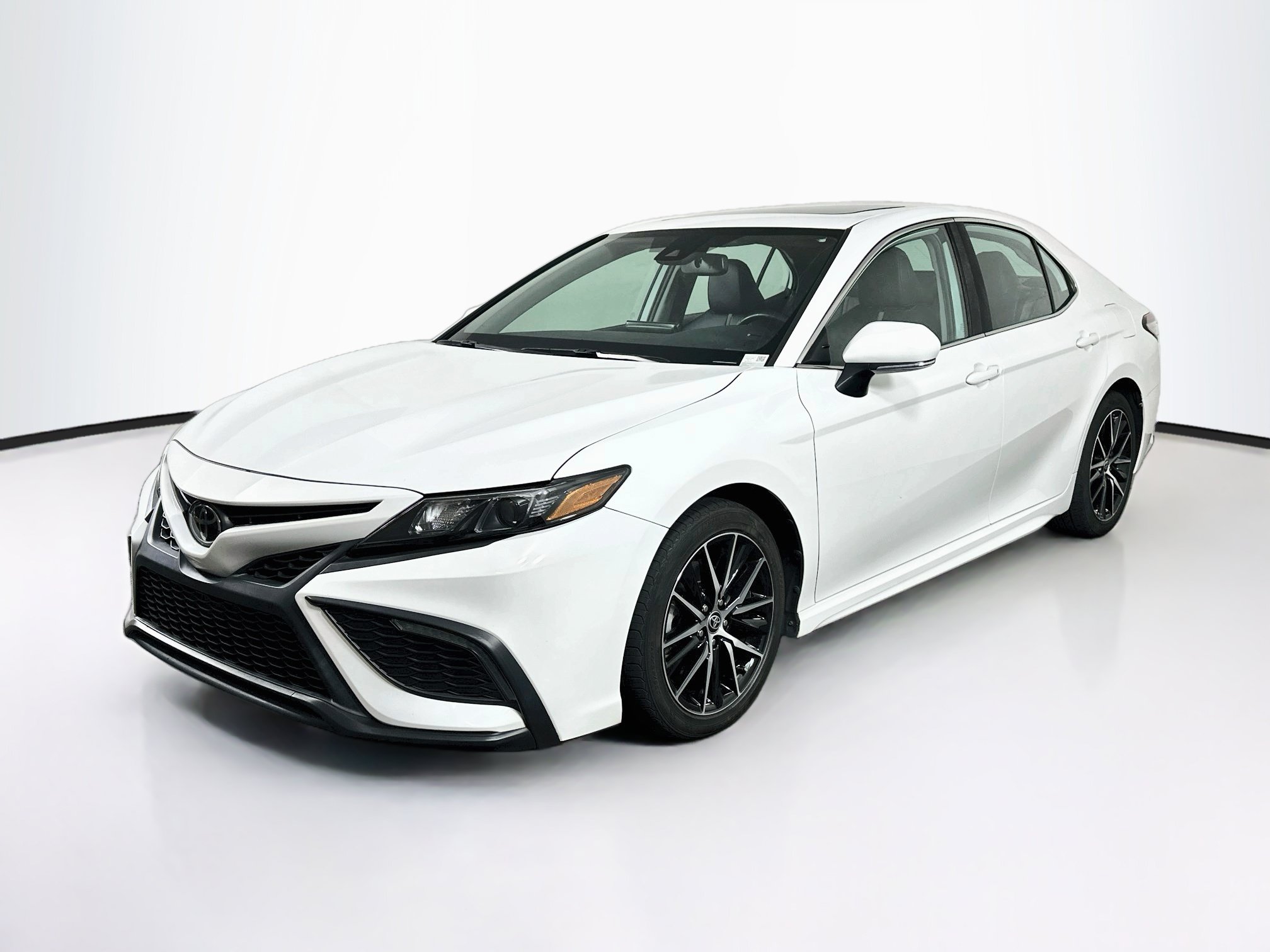 Used 2022 Toyota Camry SE w/ Audio Upgrade Package FWD image 3