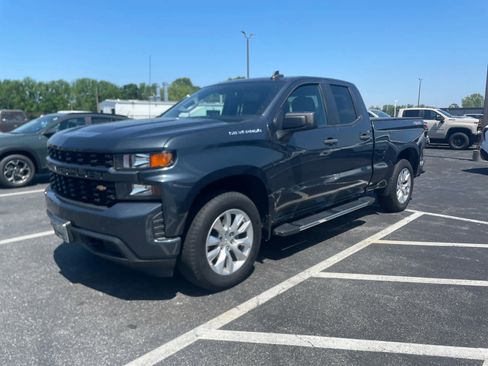 Used 2019 Chevrolet Silverado 1500 Custom w/ Custom Convenience Package AWD/4WD image 1