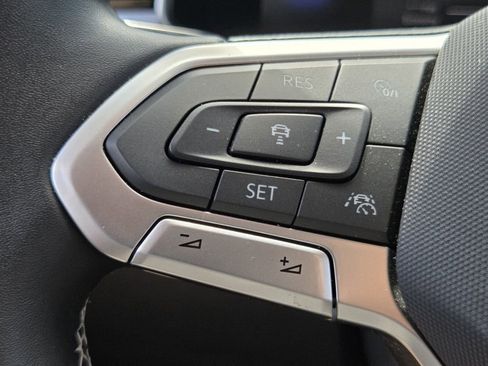 Used 2025 Volkswagen Taos SE FWD image 28