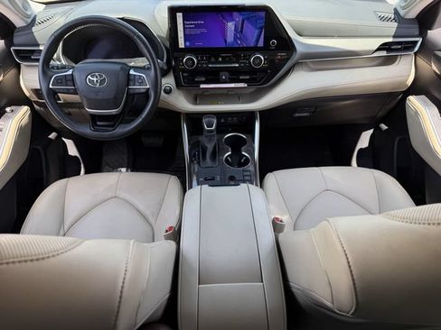 Used 2024 Toyota Highlander Limited FWD image 10