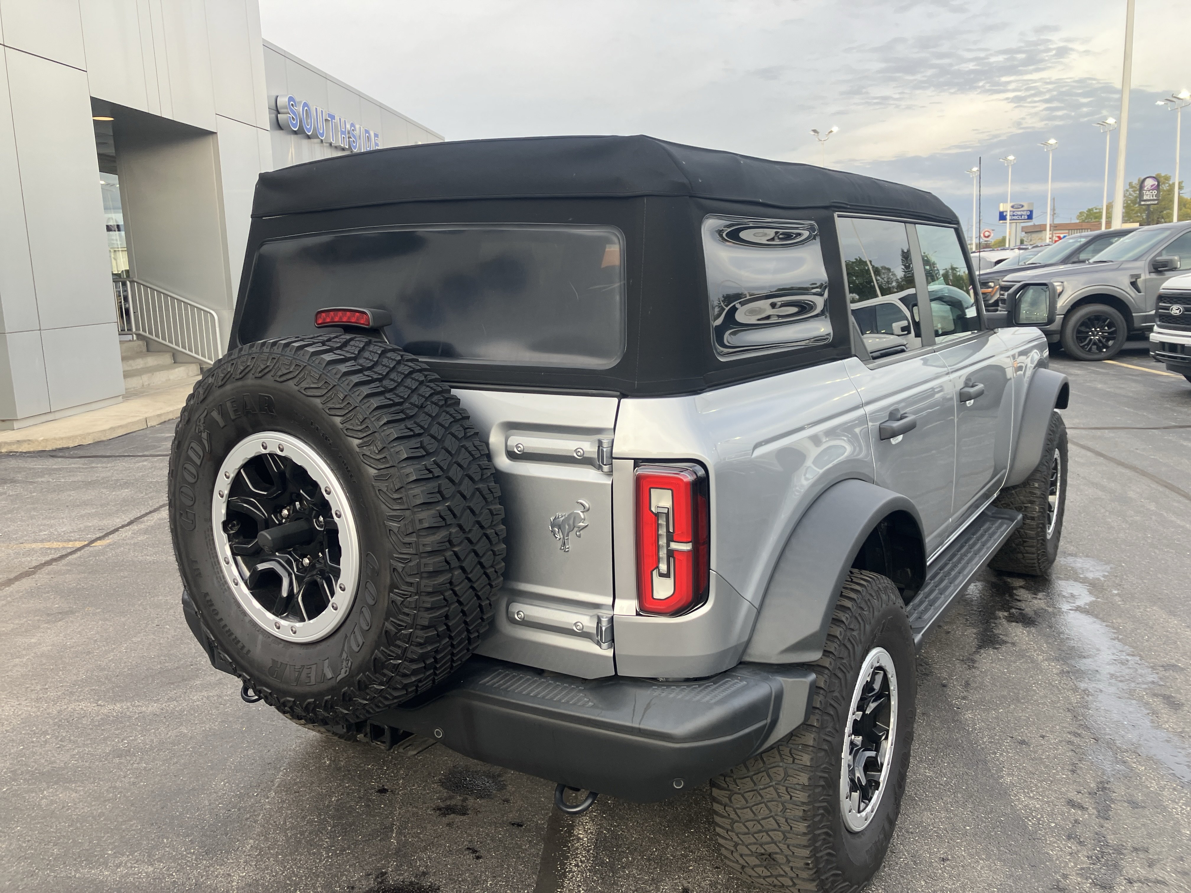 Used 2023 Ford Bronco Badlands w/ Sasquatch Package AWD/4WD image 8