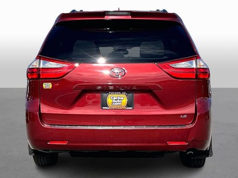 Used 2018 Toyota Sienna LE image 4