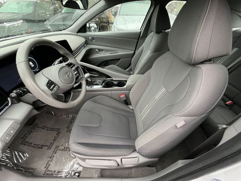 Used 2025 Hyundai Elantra SEL image 27