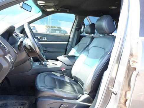Used 2016 Ford Explorer XLT w/ Equipment Group 202A FWD image 6