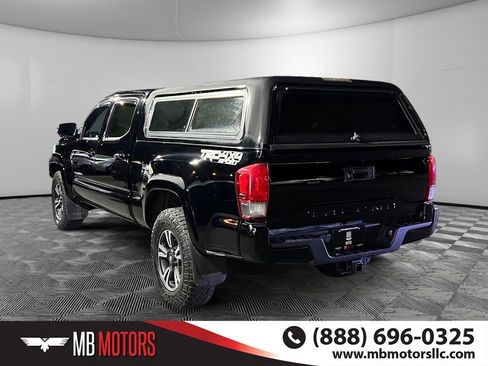 Used 2017 Toyota Tacoma TRD Sport image 5