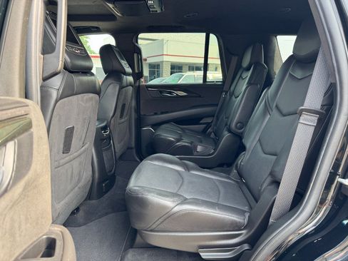 Used 2018 Cadillac Escalade Platinum AWD/4WD image 16