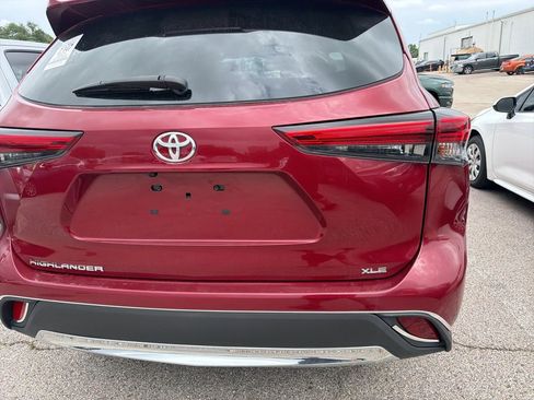 Used 2021 Toyota Highlander XLE image 7