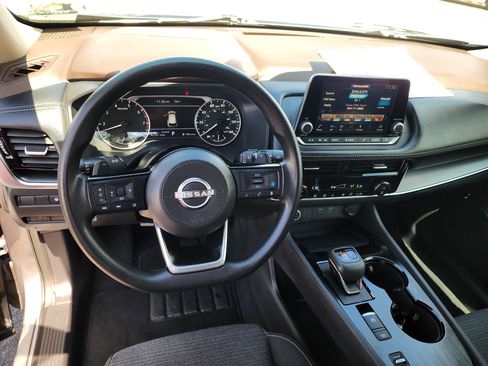 Used 2022 Nissan Rogue SV image 2