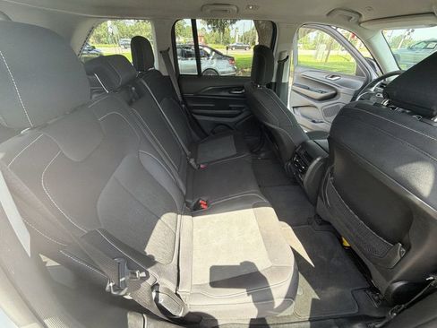 Used 2023 Jeep Grand Cherokee Laredo RWD image 21