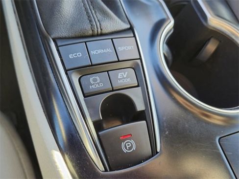 Used 2020 Toyota Camry XLE image 18