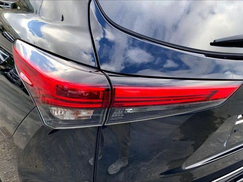 Used 2020 Toyota Highlander XLE AWD/4WD image 26