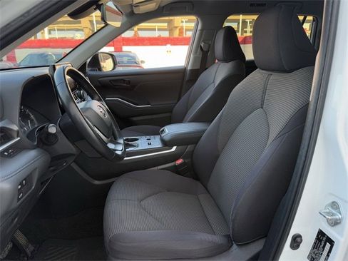 Used 2023 Toyota Highlander LE image 25