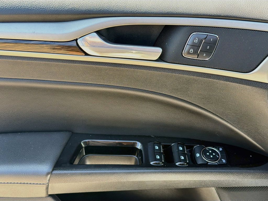 Used 2015 Ford Fusion SE w/ Equipment Group 202A FWD image 19
