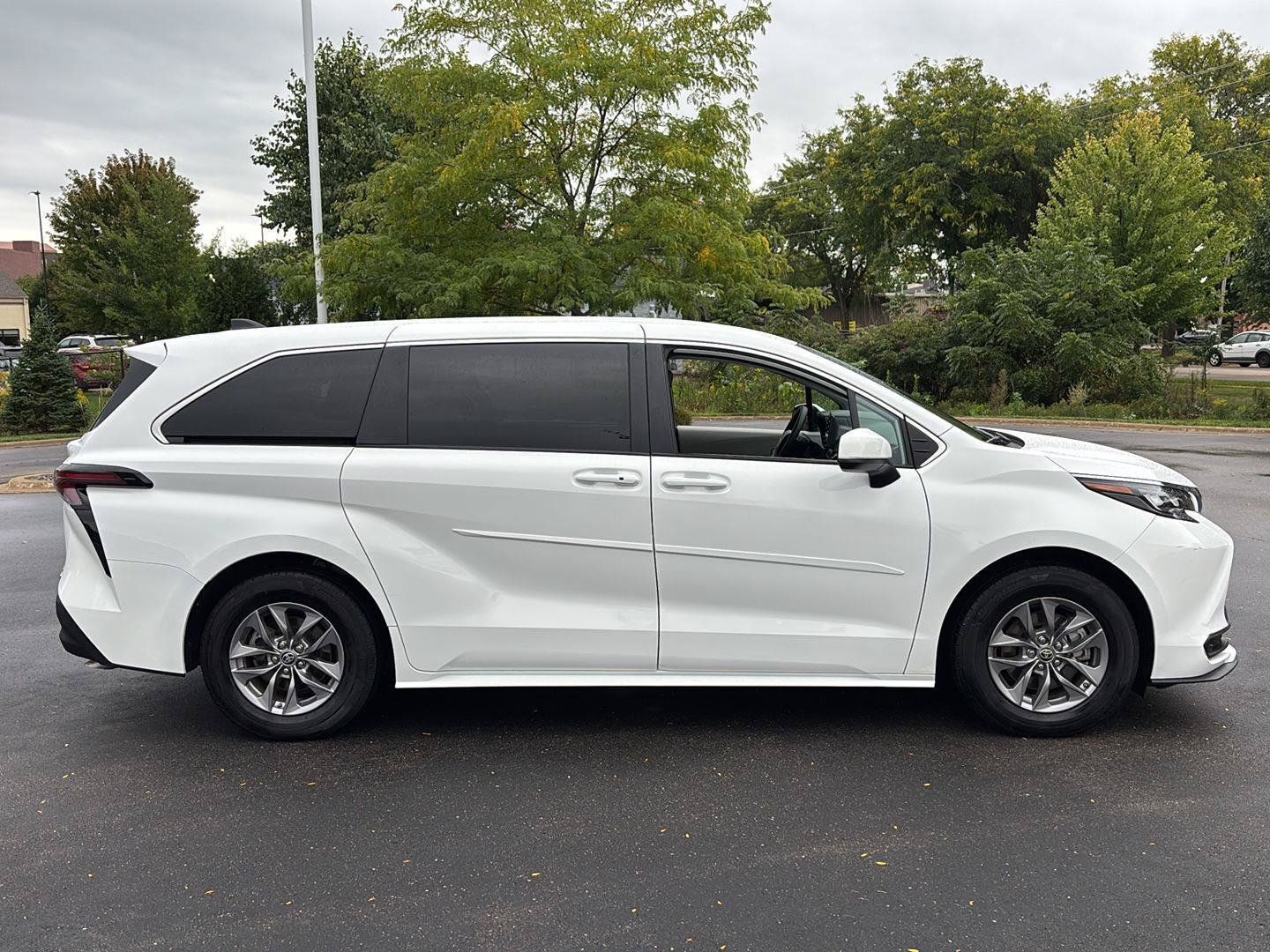 Used 2024 Toyota Sienna LE AWD/4WD image 8