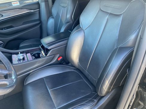Used 2023 Jeep Grand Cherokee Overland w/ Luxury Tech Group IV AWD/4WD image 12