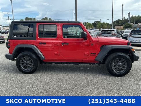 Used 2024 Jeep Wrangler Unlimited Sport AWD/4WD image 12