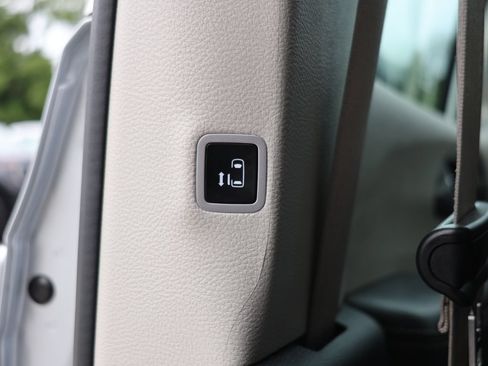 Used 2024 Chrysler Pacifica Touring-L FWD image 34