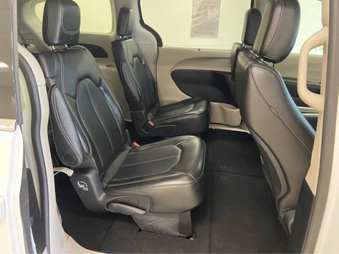 Used 2024 Chrysler Pacifica Touring-L image 16