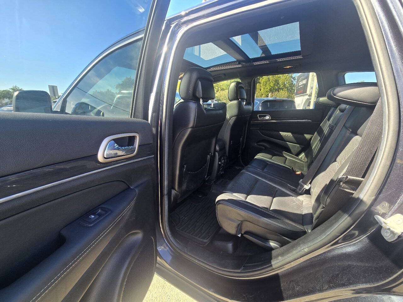Used 2014 Jeep Grand Cherokee Overland w/ Advanced Technology Group AWD/4WD image 22