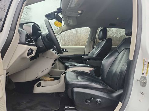 Used 2022 Chrysler Pacifica Touring-L image 13