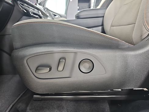 Used 2025 Chevrolet Traverse LT FWD image 36