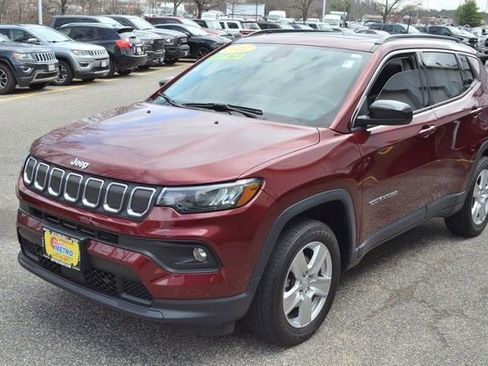 Used 2022 Jeep Compass Latitude w/ Sun and Sound Group AWD/4WD image 4