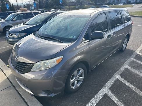 Used 2013 Toyota Sienna L image 4
