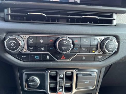 Used 2024 Jeep Wrangler Unlimited Sahara AWD/4WD image 25