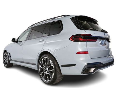 Used 2024 BMW X7 xDrive40i w/ M Sport Package image 3