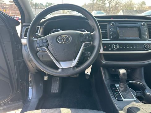Used 2017 Toyota Highlander LE w/ Carpet Mat Package image 15