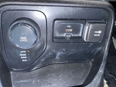 Used 2015 Jeep Renegade Latitude w/ Popular Equipment Group image 21